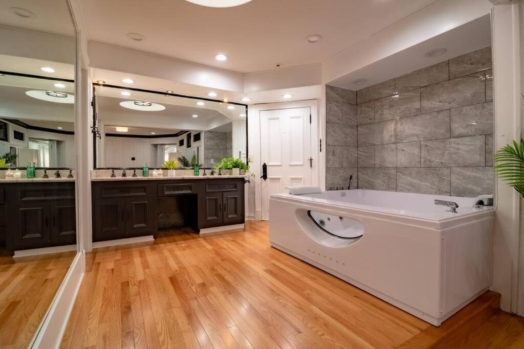 4Bedroom Gold Coast Duplex With Jacuzzi In The Bedroom And Optional Valet Parking Чикаго Экстерьер фото